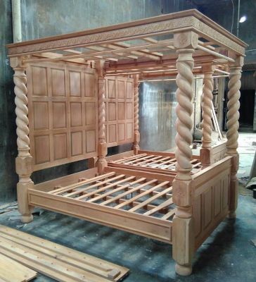Versi mentah dari tempat tidur kayu baru yang baru dibuat.